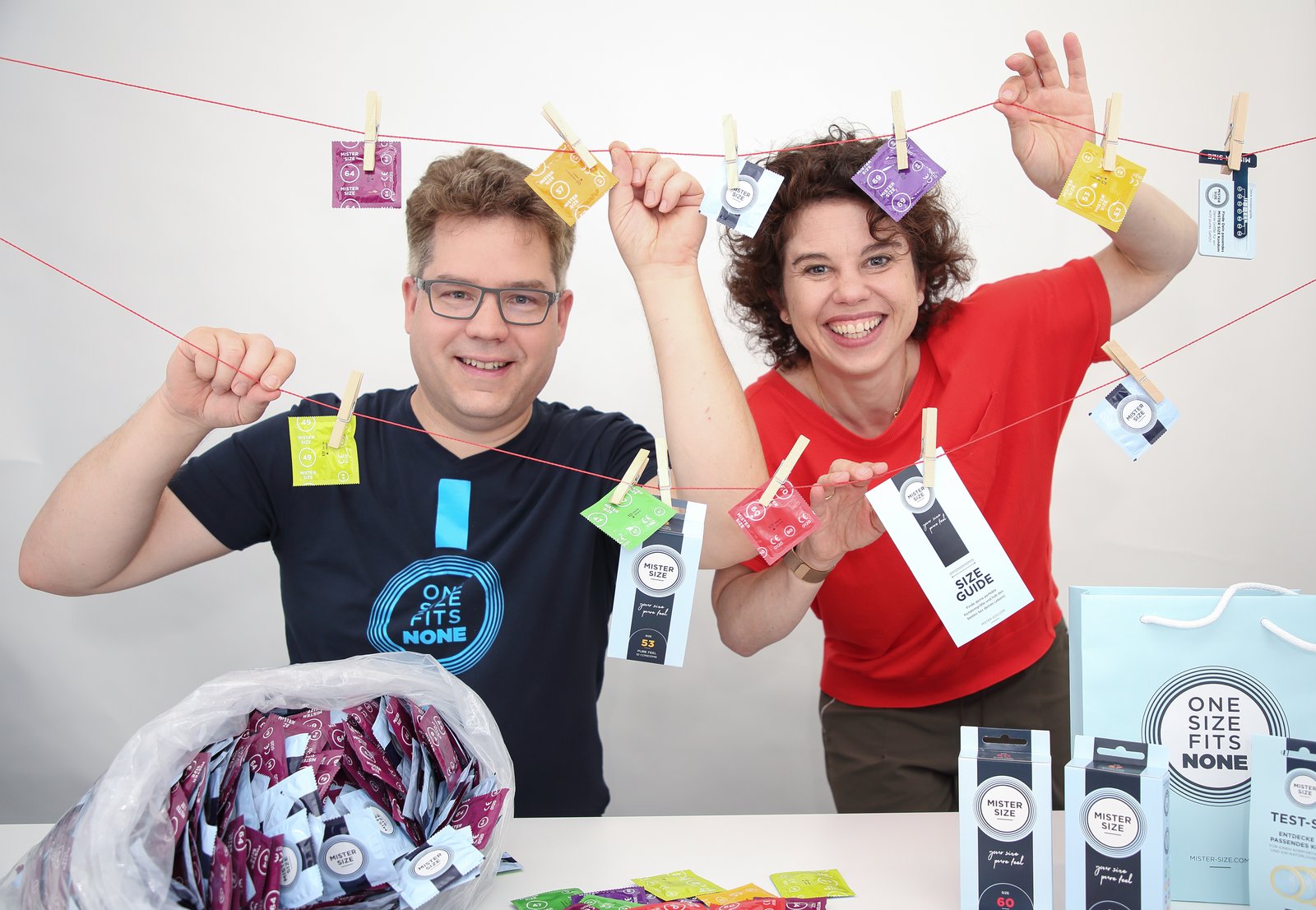 Ян и Ева Краузе, изпълнителни директори на Vinergy GmbH, с презервативи Mister Size
